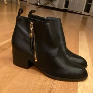 Tommy Hilfiger Black Short Boots w Low Heel w Side Gold Zipper / Womens Size 6